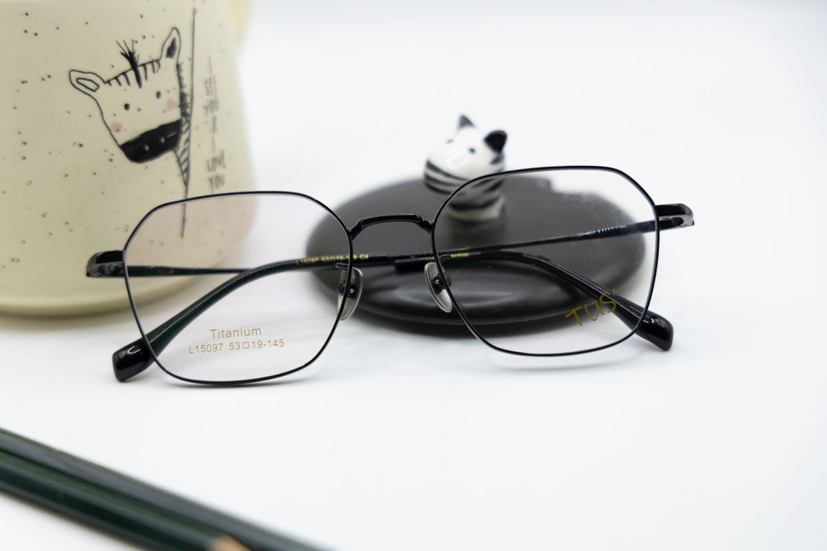  L 15097  Gọng xi 70% titanium dáng vuông ( square) + lục giác (Hexagon) 