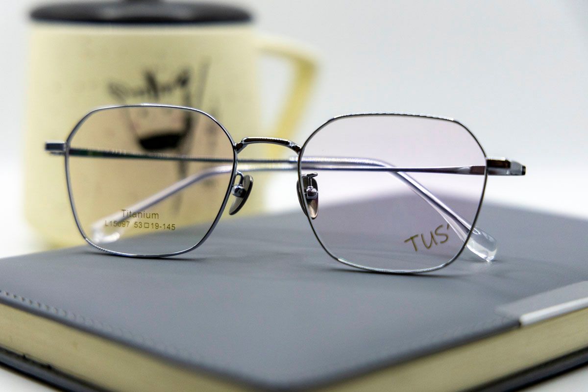  L 15097  Gọng xi 70% titanium dáng vuông ( square) + lục giác (Hexagon) 