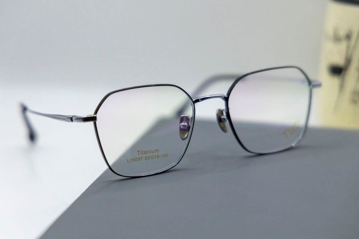  L 15097  Gọng xi 70% titanium dáng vuông ( square) + lục giác (Hexagon) 