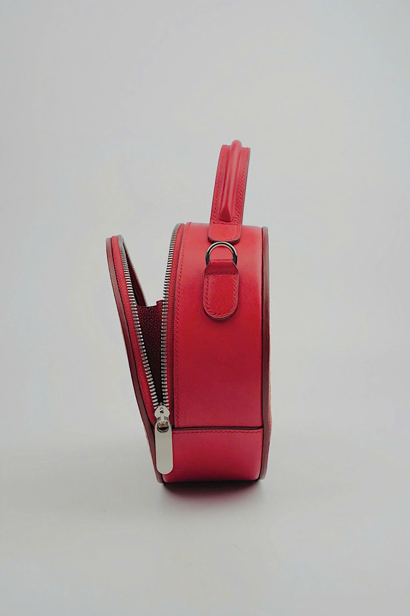 Hand Carved Sheridan (Round Zipper Bag)