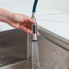 Chậu rửa bát 1 hố KN8046SU TẶNG vòi rửa bát dây rút RENO