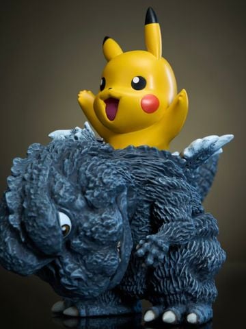  Anya & Pikachu cos Godzilla - Spy x Family - Hard Shell Studio 