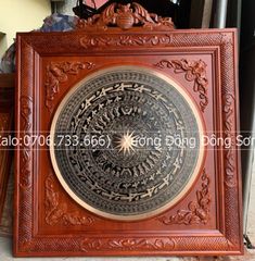 Tranh Trống Đồng Ngũ Phúc Mặt Đúc Khung Gỗ Hương Đỏ Kích Thước 90*90 Cm Khung Vuông