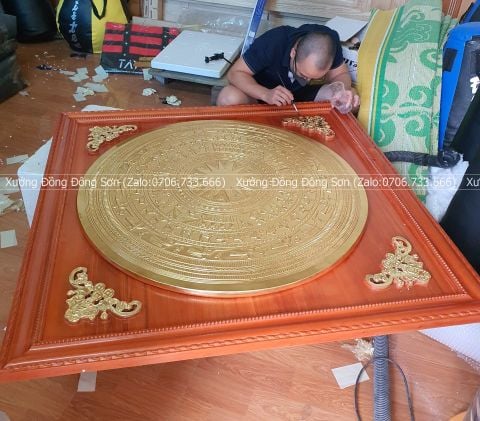 Tranh Trống Đồng Mặt Gò Khung Gỗ Sồi Kích Thước 90*90 Cm Khung Vuông