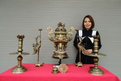 Bộ Ngũ Sự Bằng Đồng Vàng Song Long Chầu Nguyệt Màu Hai Công Nghệ Cao 60 Cm