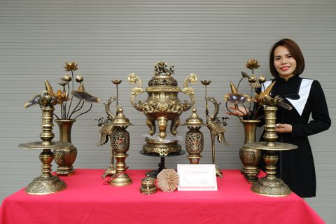Bộ Ngũ Sự Bằng Đồng Vàng Song Long Chầu Nguyệt Màu Hai Công Nghệ Cao 60 Cm+Đôi Lọ Hoa + Đôi Đèn 43