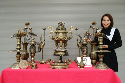 Bộ Ngũ Sự Bằng Đồng Vàng Song Long Chầu Nguyệt Màu Hai Công Nghệ Cao 60 Cm+Đôi Lọ Hoa + Đôi Đèn 43+ Ngai Chén