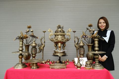 Bộ Ngũ Sự Bằng Đồng Vàng Song Long Chầu Nguyệt Màu Hai Công Nghệ Cao 60 Cm+Đôi Lọ Hoa + Đôi Đèn 43+ Ngai Chén+ Mâm Bồng 30
