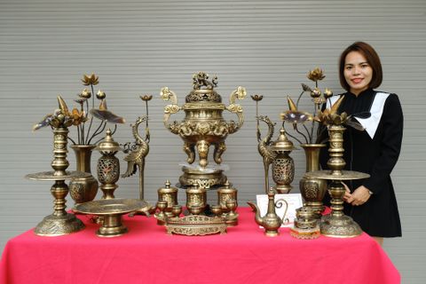 Bộ Ngũ Sự Bằng Đồng Vàng Song Long Chầu Nguyệt Màu Hai Công Nghệ Cao 60 Cm+Đôi Lọ Hoa + Đôi Đèn 43+ Ngai Chén+ Mâm Bồng 30+ Ba Đài