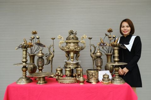 Bộ Ngũ Sự Bằng Đồng Vàng Song Long Chầu Nguyệt Màu Hai Công Nghệ Cao 60 Cm+Đôi Lọ Hoa + Đôi Đèn 43+ Ngai Chén+ Mâm Bồng 30+ Ba Đài+ Bát Hương