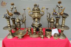 Bộ Ngũ Sự Bằng Đồng Vàng Song Long Chầu Nguyệt Màu Hai Công Nghệ Cao 60 Cm+Đôi Lọ Hoa + Đôi Đèn 43+ Ngai Chén+ Mâm Bồng 30+ Ba Đài+ Bát Hương