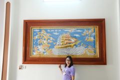 Tranh Thuận Buồm Xuôi Gió Nền Xanh Dát Tam Khí Kích Thước 243 x 133 - Khung Đục Triện Hoa Văn.