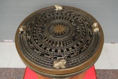 Trống Đồng Đông Sơn Đường Kính 80Cm Màu Giả Cổ Chất Liệu Đồng Vàng