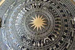 Trống Đồng Đông Sơn Đường Kính 80Cm Màu Giả Cổ Chất Liệu Đồng Vàng