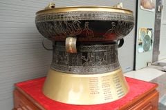 Trống Đồng Đông Sơn Đường Kính 80Cm Màu Giả Cổ Chất Liệu Đồng Vàng