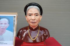 Tượng Chân Dung Bằng Đồng Đỏ Cụ Bà Kích Thước Cao 42 Cm Nặng 20Kg