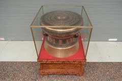 Trống Đồng Đông Sơn Đồng Đỏ- Đường Kính 50cm + Đế Hộp Kính