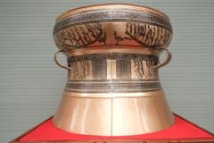 Trống Đồng Đông Sơn Đồng Đỏ- Đường Kính 50cm + Đế Hộp Kính