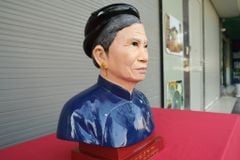 Tượng Truyền Thần Bằng Đồng Đỏ Cụ Bà Nền Xanh Kích Thước Cao 42 Cm Nặng 20Kg