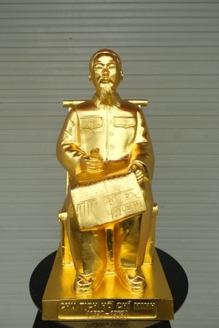 Tượng Đồng Bác Hồ Ngồi Ghế Mây Cao 42 Cm Mạ Vàng 9999