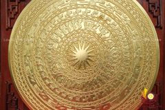 Tranh Trống Đồng Mặt Trống Đúc Dát Vàng Kích Thước 80 x 80 Cm Khung Vuông