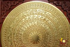 Tranh Trống Đồng Mặt Trống Đúc Dát Vàng Kích Thước 80 x 80 Cm Khung Vuông
