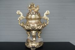 Bộ Ngũ Sự Bằng Đồng Cát Tút Song Long Chầu Nguyệt Cao 60 Cm +lọ hoa 38 +ống hương 29 + Mâm bồng 35 +Bát Hương + Ba Đài 10 + Ngai chén+ Đôi đèn 43
