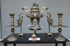 Bộ Ngũ Sự Bằng Đồng Vàng Song Long Chầu Nguyệt Màu Hai Công Nghệ Cao 60 Cm+Đôi Lọ Hoa + Đôi Đèn 43+ Ngai Chén+ Mâm Bồng 30+ Ba Đài+ Bát Hương