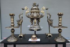 Bộ Ngũ Sự Bằng Đồng Vàng Song Long Chầu Nguyệt Màu Hai Công Nghệ Cao 60 Cm+Ngai Chén + Bộ Ba Đài