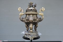 Bộ Ngũ Sự Bằng Đồng Vàng Song Long Chầu Nguyệt Màu Hai Công Nghệ Cao 60 Cm+Đôi Lọ Hoa + Đôi Đèn 43+ Ngai Chén+ Mâm Bồng 30+ Ba Đài