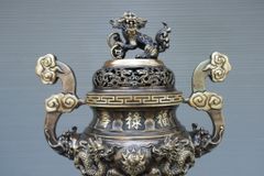 Bộ Ngũ Sự Bằng Đồng Vàng Song Long Chầu Nguyệt Màu Hai Công Nghệ Cao 60 Cm+Đôi Lọ Hoa + Đôi Đèn 43+ Ngai Chén+ Mâm Bồng 30+ Ba Đài+ Bát Hương
