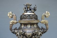 Bộ Ngũ Sự Bằng Đồng Vàng Song Long Chầu Nguyệt Màu Hai Công Nghệ Cao 60 Cm+Ngai Chén + Bộ Ba Đài