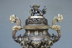 Bộ Ngũ Sự Bằng Đồng Vàng Song Long Chầu Nguyệt Màu Hai Công Nghệ Cao 60 Cm+ Bộ Ba Đài + Ống Hương + Mâm 30