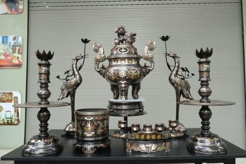 Bộ Đỉnh Đồng Ngũ Sự Đồng Đỏ Khảm Ngũ Sắc Song Long Chầu Nguyệt Cao 60 Cm + Bát hương 18 + Ngai 5 chénHương