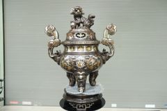 Bộ Ngũ Sự Bằng Đồng Đỏ Khảm Ngũ Sắc Song Long Chầu Nguyệt Cao 60 Cm + Ngai 5 chén
