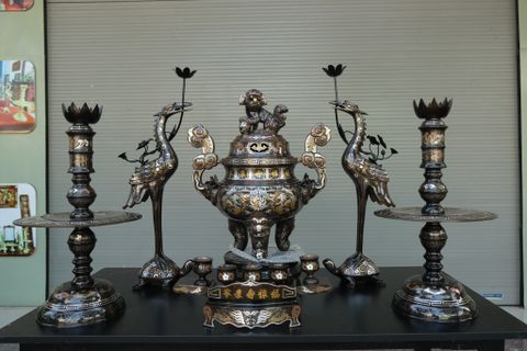 Bộ Ngũ Sự Bằng Đồng Đỏ Khảm Ngũ Sắc Song Long Chầu Nguyệt Cao 60 Cm + Ngai 5 chén