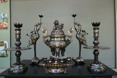 Bộ Ngũ Sự Bằng Đồng Đỏ Khảm Ngũ Sắc Song Long Chầu Nguyệt Cao 60 Cm + Ngai 5 chén
