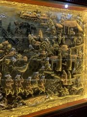 Tranh Đồng Vinh Quy Bái Tổ Kích Thước 197*107 Cm Nền Vàng Cạo Xước