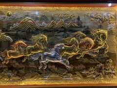 Tranh Đồng Mã Đáo Thành Công 230*120 Cm Nền Vàng Cạo Xước Khung Hoa Tây