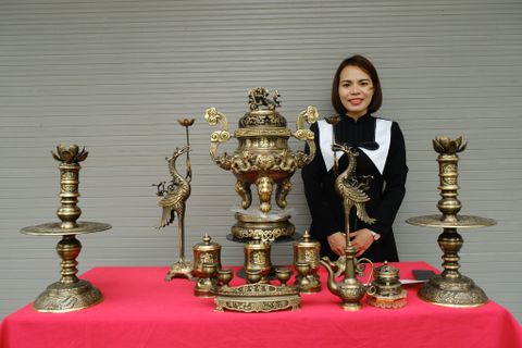 Bộ Ngũ Sự Bằng Đồng Vàng Song Long Chầu Nguyệt Màu Hai Công Nghệ Cao 60 Cm+Ngai Chén + Bộ Ba Đài