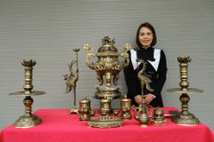 Bộ Ngũ Sự Bằng Đồng Vàng Song Long Chầu Nguyệt Màu Hai Công Nghệ Cao 60 Cm+Ngai Chén + Bộ Ba Đài