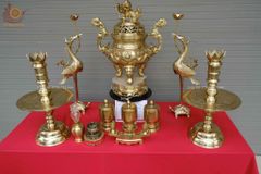 Bộ Đỉnh Đồng Ngũ Sự Đồng Cát Tút Song Long Chầu Nguyệt Cao 60 Cm + Bộ Ba Đài Catut + Bộ Ngai Chén Nhỏ