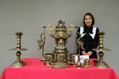 Bộ Đỉnh Đồng Ngũ Sự Đồng Vàng Song Long Chầu Nguyệt Màu Hai Công Nghệ Cao 60 Cm+Ngai Chén + Bộ Bát Hương