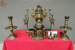 Bộ Đỉnh Đồng Ngũ Sự Đồng Vàng Song Long Chầu Nguyệt Màu Hai Công Nghệ Cao 60 Cm+Ngai Chén + Bộ Bát Hương