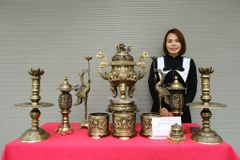 Bộ Đỉnh Đồng Ngũ Sự Đồng Vàng Song Long Chầu Nguyệt Màu Hai Công Nghệ Cao 60 Cm+Đèn Cao 43+ Bộ Bát Hương