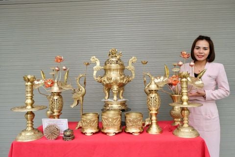 Bộ Ngũ Sự Bằng Đồng Vàng Song Long Chầu Nguyệt Cao 60 Cm+ Bình Sen Đồng + Đôi Đèn + Bát Hương