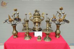 Bộ Ngũ Sự Bằng Đồng Vàng Song Long Chầu Nguyệt Màu Hai Công Nghệ Cao 60 Cm+Đôi Lọ Hoa