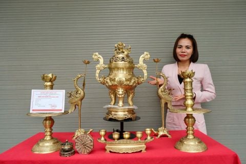 Bộ Ngũ Sự Bằng Đồng Vàng Song Long Chầu Nguyệt Cao 60 Cm+Ngai Chén 30