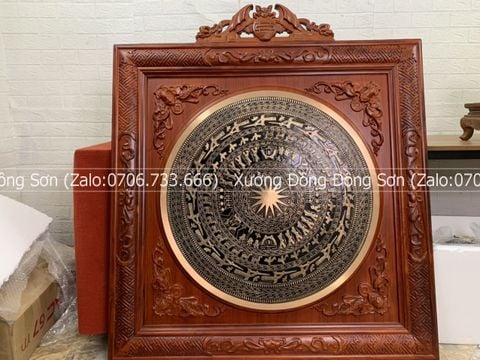 Tranh Trống Đồng Ngũ Phúc Mặt Đúc Khung Gỗ Hương Đỏ Kích Thước 60*60 Cm Khung Vuông
