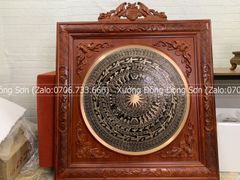 Tranh Trống Đồng Ngũ Phúc Mặt Đúc Khung Gỗ Hương Đỏ Kích Thước 60*60 Cm Khung Vuông